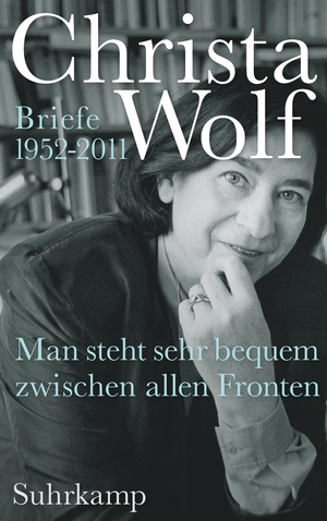 ISBN 9783518425732: Man steht sehr bequem zwischen allen Fronten : Briefe 1952 - 2011 | Christa Wolf | herausgegeben von Sabine Wolf / Rezensiert in: Altenhein, Hans: Grenzenloser Briefverkehr