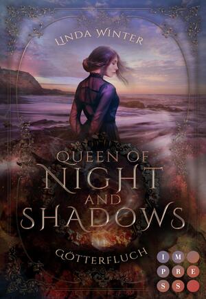 ISBN 9783551304599: Queen of Night and Shadows. Götterfluch – Fantasy-Liebesroman über eine Thronfolgerin, die sich gegen die Magie der Elemente behaupten muss