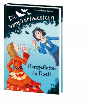 ISBN 9783785565872: Die Vampirschwestern (Band 4) - Herzgeflatter im Duett - Lustiges Fantasybuch für alle Vampirfans ab 10 Jahren - Der Kinderbuch-Klassiker über Freundschaft, die erste Liebe und jede Menge Abenteuer