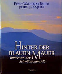 ISBN 9783806208221: Hinter der blauen Mauer – Bilder von der Schwäbischen Alb