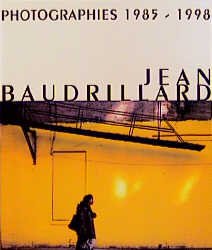 ISBN 9783893229840: JEAN BAUDRILLARD  Fotografien - Photographies - Photographs 1985 - 1998 .  Im Horizont des Objekts / A l´horizon de l´obiet / Within the horizon of the object .  (D/E/F)  ( Ausstellung / Exhibition Neue Galerie Graz am Johanneum, 1999 ).       .                      . ( Peter Weibel für die Gesellschaft der Freunde der Neuen Galerie. Paris Philosoph Philosophy Philosophie Le catalogue des œuvres  monographie Ausstellungskatalog oeuvre Werkverzeichnis raisonne Fotobuch Fotobücher photobook photobooks Kunstbuch Bildband Fotos Fotografie Fotograf Photos Photographie Photographien photograph 80er 90er Jahre Künstler zeitgenössische Kunst der Gegenwart art contemporary artist Bildband Kunstfotografie Soziologe Gesellschaftstheoretiker Medientheoretiker Neue Medien Nanterre Siemens Medienkunstpreis Philosophe Das System der Dinge Simulationstheorie Massenmedien poststrukturalismus Postmoderne Pataphysik Medienwissenschaftler Medienwissenschaft )