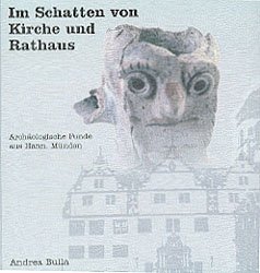 ISBN 9783925451324: Im Schatten von Kirche und Rathaus - Archäologische Funde aus Hann. Münden