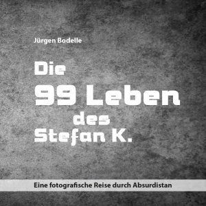 ISBN 9783981787771: Die 99 Leben des Stefan K. – Eine fotografische Reise durch Absurdistan