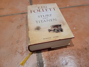 gebrauchtes Buch – Ken Follett – Sturz der Titanen - Die Jahrhundert-Saga. Roman