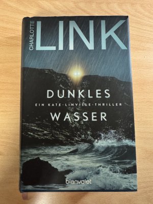 gebrauchtes Buch – Charlotte Link – Dunkles Wasser - Ein Kate-Linville-Thriller