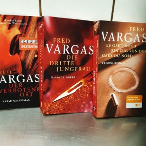 gebrauchtes Buch – Fred Vargas – Konvolut 3 Bücher Der Verbotene Ort , Die Dritte Jungfrau , Es geht noch ein Zug von der Gare du Nord