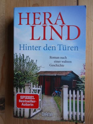 gebrauchtes Buch – Deutsche Literatur, B Belletristik - Lind – Hinter den Türen : Roman [signiert von Hera Lind!].