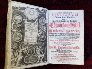 antiquarisches Buch – Friedrich Lanckisch – Concordantiae Bibliorum Germanico-Hebraico-Graecae. Deutsche, Hebraische und Griechische Concordantz-Bibel oder Vollständige Anweisung aller Wörter / welche in der gantzen H. Schrifft /  so wohl im Hebräischen deß Alten / als Griechischen Haupt-Texte deß Neuen Testaments / ingleichen in der Griechischen derer so genandten siebentzig Dollmetscher / und Deutschen Ubersetzung Herrn D. Martin Luthers seel. gleich wie auch in dem Griechischen und Deutschen Texte der Librorum Apocryphorum fürkommen / Wo und wie offt dieselben gefunden, und auff unterschiedliche Art gebrauchet werden. Auff gnädigste Verordnung und Beförderung / Deß durchlauchtigsten  Fürsten und Herren / Herrn Ernsts / Herzogen zu Sachen / Jülich / Clave / und Berg / etc. In diese gantz neue und beqveme Form /  mit vieler Mühe / und grossem Fleiß zusammen gebracht und abgefasset von M. Friedrich Lanckischen. Sampt einer Vorrede deß Chur=Fürstl. Sächsischen Ober=Hoff=Predigers /  Herrn MARTINI GEIERI, der H. Schrifft D.  Mit e