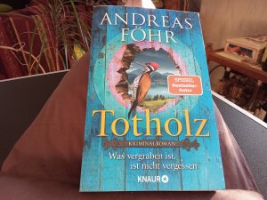 gebrauchtes Buch – Andreas Föhr – Totholz - Was vergraben ist, ist nicht vergessen. Kriminalroman