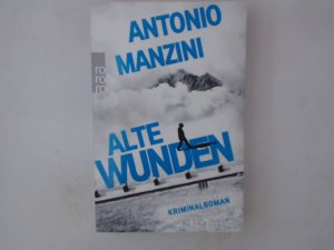gebrauchtes Buch – Manzini, Antonio und Anja Rüdiger – Alte Wunden: Kriminalroman | Der Nr. 1 Bestseller aus Italien Kriminalroman gebrauchtes Buch – Manzini, Antonio und Anja Rüdiger – Alte Wunden: Kriminalroman | Der Nr. 1 Bestseller aus Italien Kriminalroman