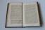 antiquarisches Buch – Protocoll-Extracte. Cholera-Epidemie. 1831 – Protocoll-Extracte der ersten bis sechsten Sitzung sämmtlicher Aerzte Riga's, in Betreff der daselbst herrschenden Cholera-Epidemie vom 30. May bis 4. July 1831. Hamburg, Joh. Ph. Erie, 1831. 126 S., 1 Bl.  Marmor. Hlwd. d. Zt. – Bild 2