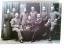 Gruppenbild mit Soldaten in Uniform und 