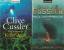 gebrauchtes Buch – Clive Cussler und andere – Gesammelte Werke : mit Justin Scott: 1 Blutnetz (3) 2 Todesrennen (4) 3 Unbestechlich (7) 4 Der Attentäter (8) 5 Teufelsjagd (9) /mit Graham Brown: 6 Höllensturm (10) /  7 Projekt Nighthawk (14) / 8 Die zweite Sintflut (15) /  9 Das Jericho-Programm (16) /10 Gefährliche Allianz (19) / mit Paul Kemprecos: 11 Killeralgen (5) / 12  Höllenschlund (7) / mit Jack du Brul: 13  Tarnfahrt (9) / mit Boyd Morrison: 14 Piranha (10) / 15 Der Colossus-Code (13) – Bild 7