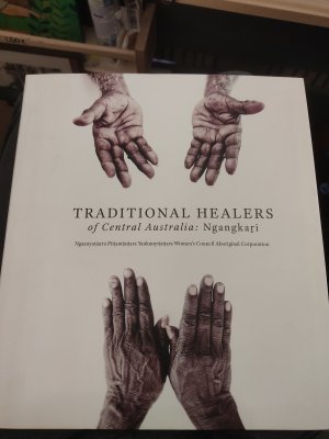 Bildtext: Traditional Healers of Central Australia von Ngaanyatjarra Pitjantjatjara Yankunytjatjara