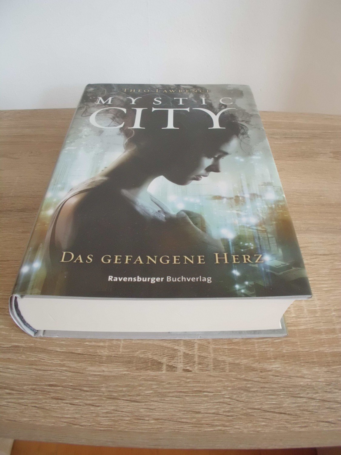 Mystic City 1.“ (Theo Lawrence) – Buch gebraucht kaufen – A01Rgxjh01ZZ8