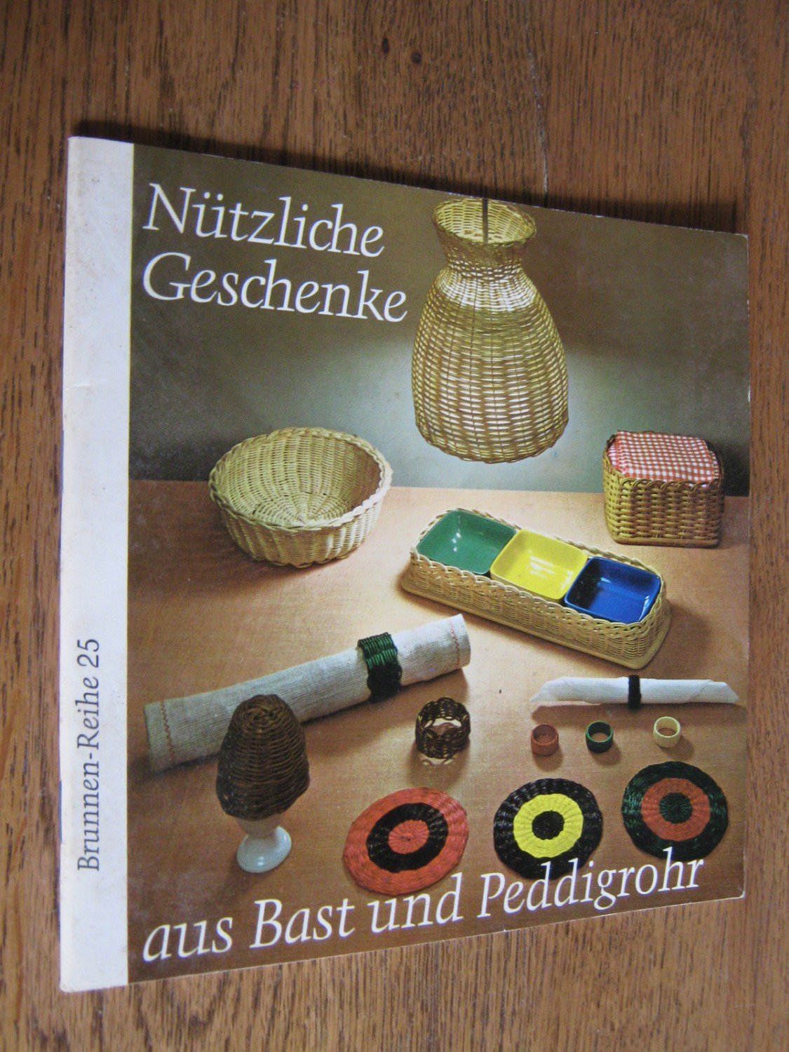 Nützliche Geschenke aus Bast und Peddigrohr“ (Helena Hornung) – Buch  antiquarisch kaufen – A01VFzRe01ZZe