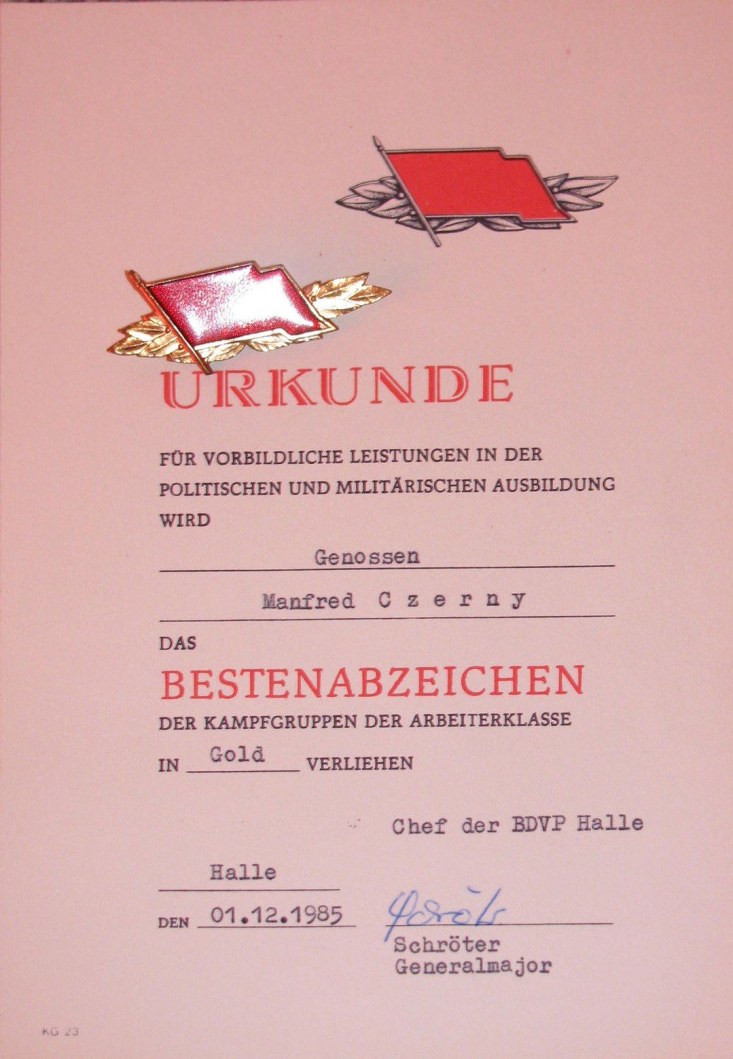 Bestenabzeichen der Kampfgruppen  in Gold DDR Abzeichen 