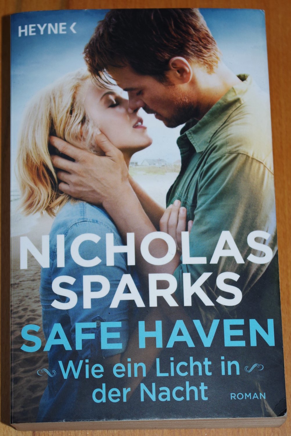 „Safe Haven - Wie Ein Licht In Der Nacht“ (Nicholas Sparks) – Buch ...